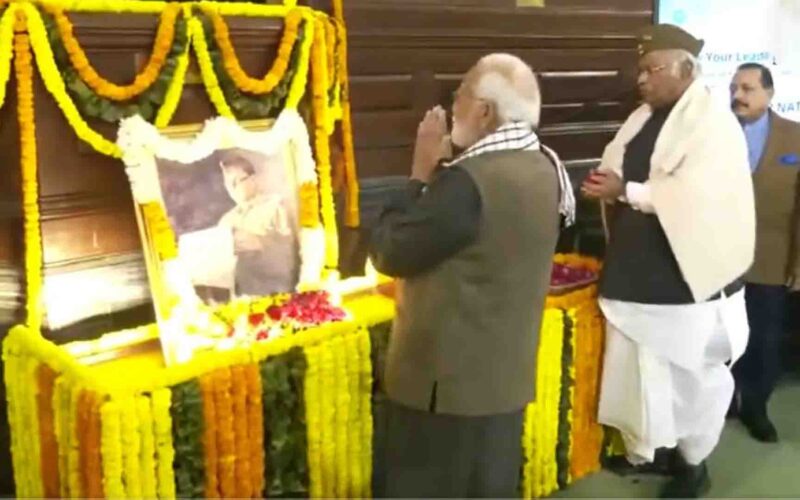 Subhash Chand Bose Anniversary: पीएम मोदी,सीएम योगी सहित राष्ट्रपति द्रौपदी मुर्मू ने सुभाष चंद्र बोस की 128वी जयंती पर दी उनको श्रद्धांजलि