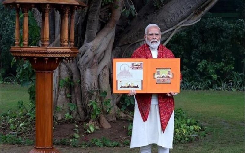 Ram Mandir Pran Pratishta: पीएम मोदी ने जारी किया राम मंदिर का डाक टिकट, 20 देशों में 48 पेज की किताब हुई रिलीज