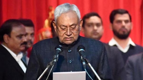 Bihar Politics: नीतीश कुमार ने ली 9वीं बार सीएम पद की शपथ, पीएम मोदी और सीएम योगी ने दी बधाई