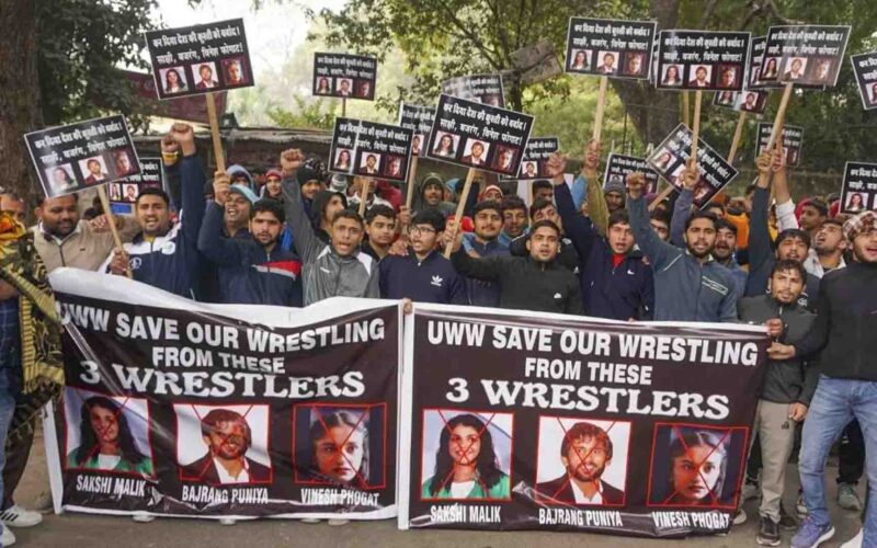 Wrestler Protest: युवा पहलवानों ने जंतर मंतर पर किया प्रदर्शन,साक्षी मालिक, बजरंग पुनिया और विनेश फोगाट के खिलाफ लगाए नारे