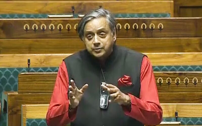 Shashi Tharoor: कांग्रेस सांसद शशि थरूर का कविता के जरिए केंद्र पर तंज,वित्त मंत्री निर्मला सीतारमन भी हैरान