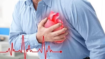 Heart Attack: हार्ट अटैक से बढ़ता जा रहा मौतों का आंकड़ा, हो जाएं सावधान, इस तरह रखें खुद का ध्यान