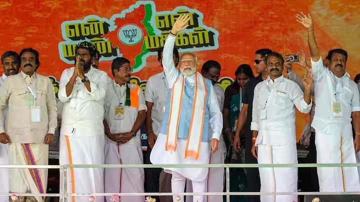 PM Modi: “दिल्ली के AC कमरों में लोग बैठकर देश के टुकड़े..” तमिलनाडु में रैली को संबोधित करते हुए कांग्रेस पर बरसे पीएम