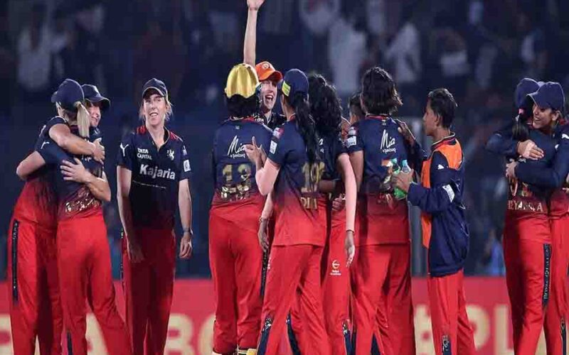 WPL 2024: एलिमिनेटर मुकाबले में RCB ने डिफेंडिंग चैंपियन मुंबई को 5 रनों से हराकर फाइनल में बनाई जगह
