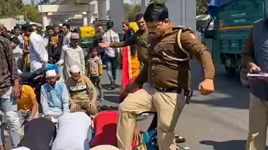 Manoj Tomar: नमाजियों को लात मारने वाले आरोपी को पीटा, दिल्ली पुलिस ने पूरी घटना का बताया सच