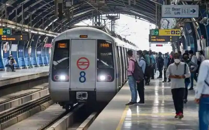 New Delhi: अगर आप मेट्रो में सफर करते है तो जानिए क्या-क्या चीज़े नहीं ले जा सकते