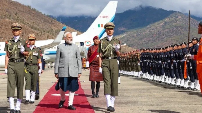 PM Modi In Bhutan: पीएम का ‘रेड कार्पेट’ पर हुआ स्वागत, 45 km तक सड़क के दोनों तरफ कतार में खड़े रहे लोग