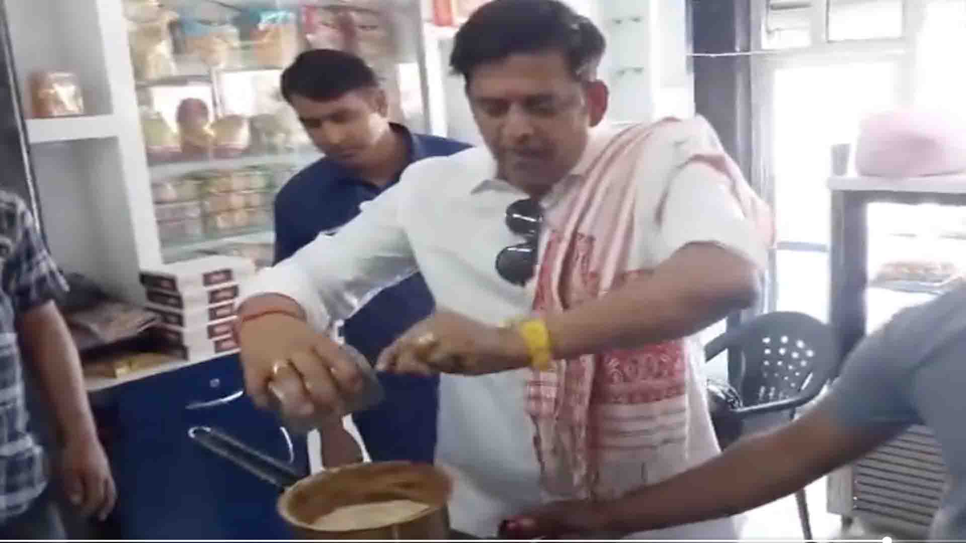 भाजपा नेता Ravi Kishan का अनोखा अंदाज चाय बनाकर चुनावी अभियान की शुरूआत,बोले-“विपक्ष ने मोदी को बताया था चाय वाला”