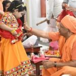CM Yogi Adityanath: CM योगी ने कन्याओं का पांव पखार किया कन्या पूजन, सूबे के वासियों दी शुभकामनाएं