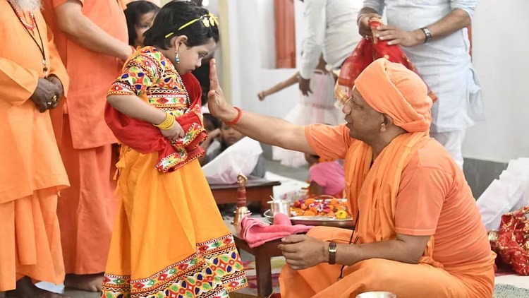 CM Yogi Adityanath: CM योगी ने कन्याओं का पांव पखार किया कन्या पूजन, सूबे के वासियों दी शुभकामनाएं